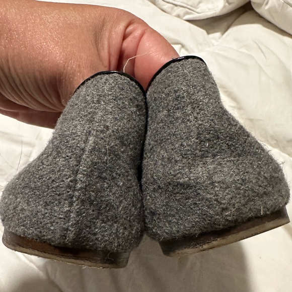 JCrew Women’s 8.5 flats with horse embroidery - Picture 5 of 5